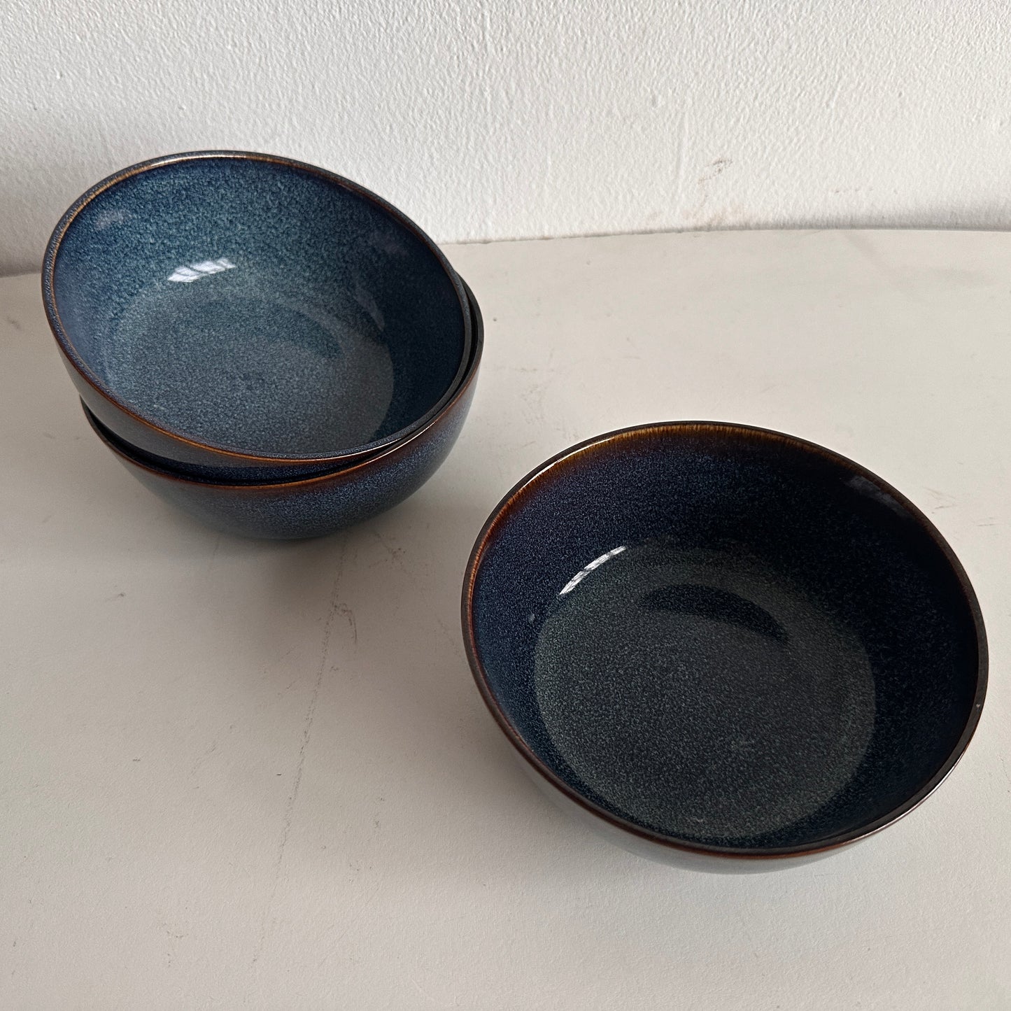 TT070 SET OF FOUR BLUE SPECKLED CERAMIC BOWLS