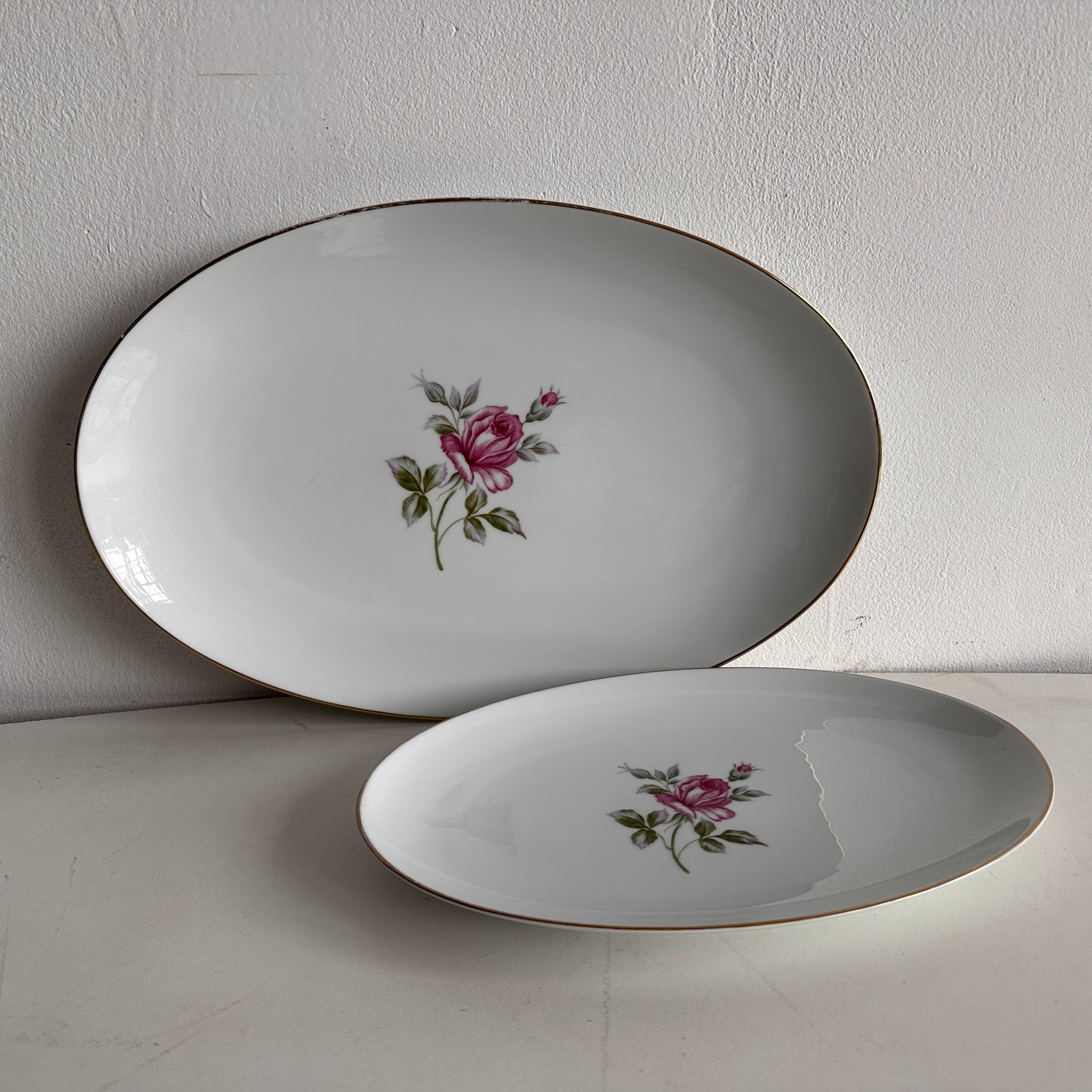 TT072 GOLD RIMMED WHITE PORCELAIN ROSE PLATTERS