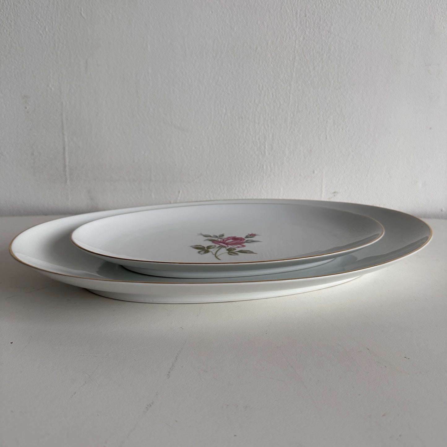 TT072 GOLD RIMMED WHITE PORCELAIN ROSE PLATTERS