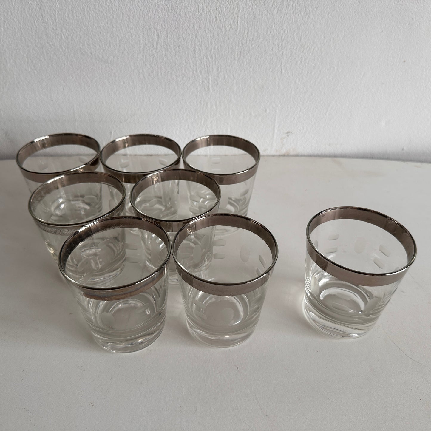 TT089 SET OF EIGHT PLATINUM RIM FROSTED PATTERN ROCKS GLASSES