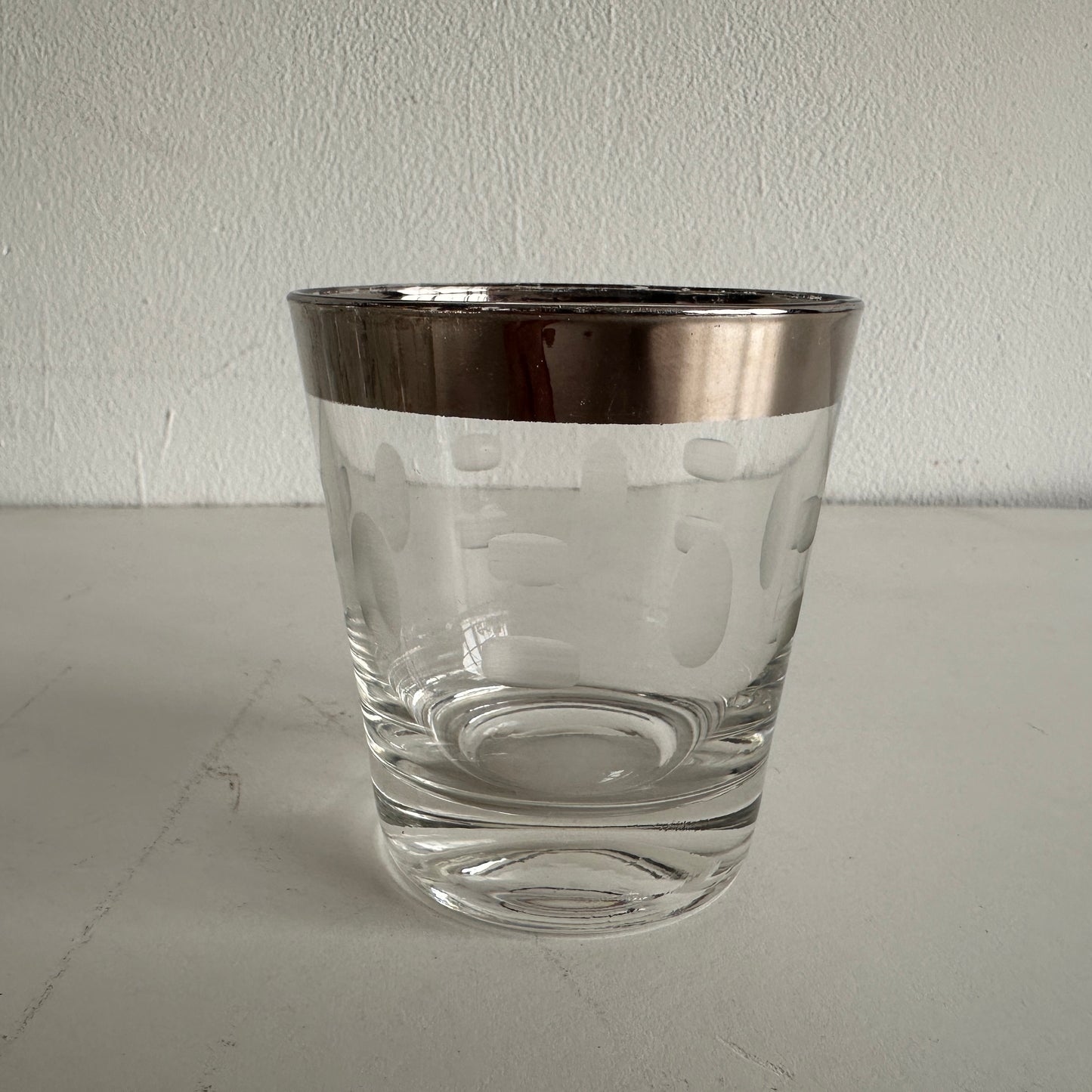 TT089 SET OF EIGHT PLATINUM RIM FROSTED PATTERN ROCKS GLASSES