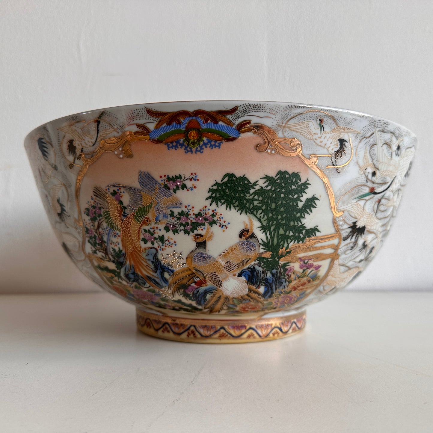 TT092 VINTAGE JAPANESE CERAMIC “A THOUSAND CRANES” CENTERPIECE BOWL