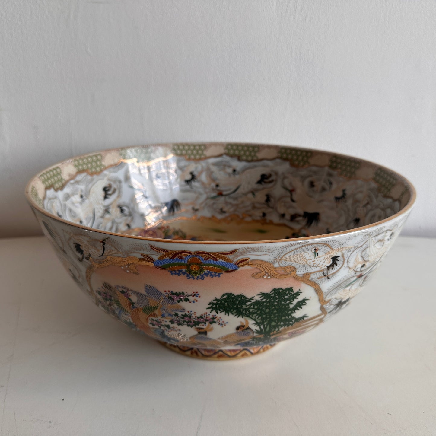 TT092 VINTAGE JAPANESE CERAMIC “A THOUSAND CRANES” CENTERPIECE BOWL