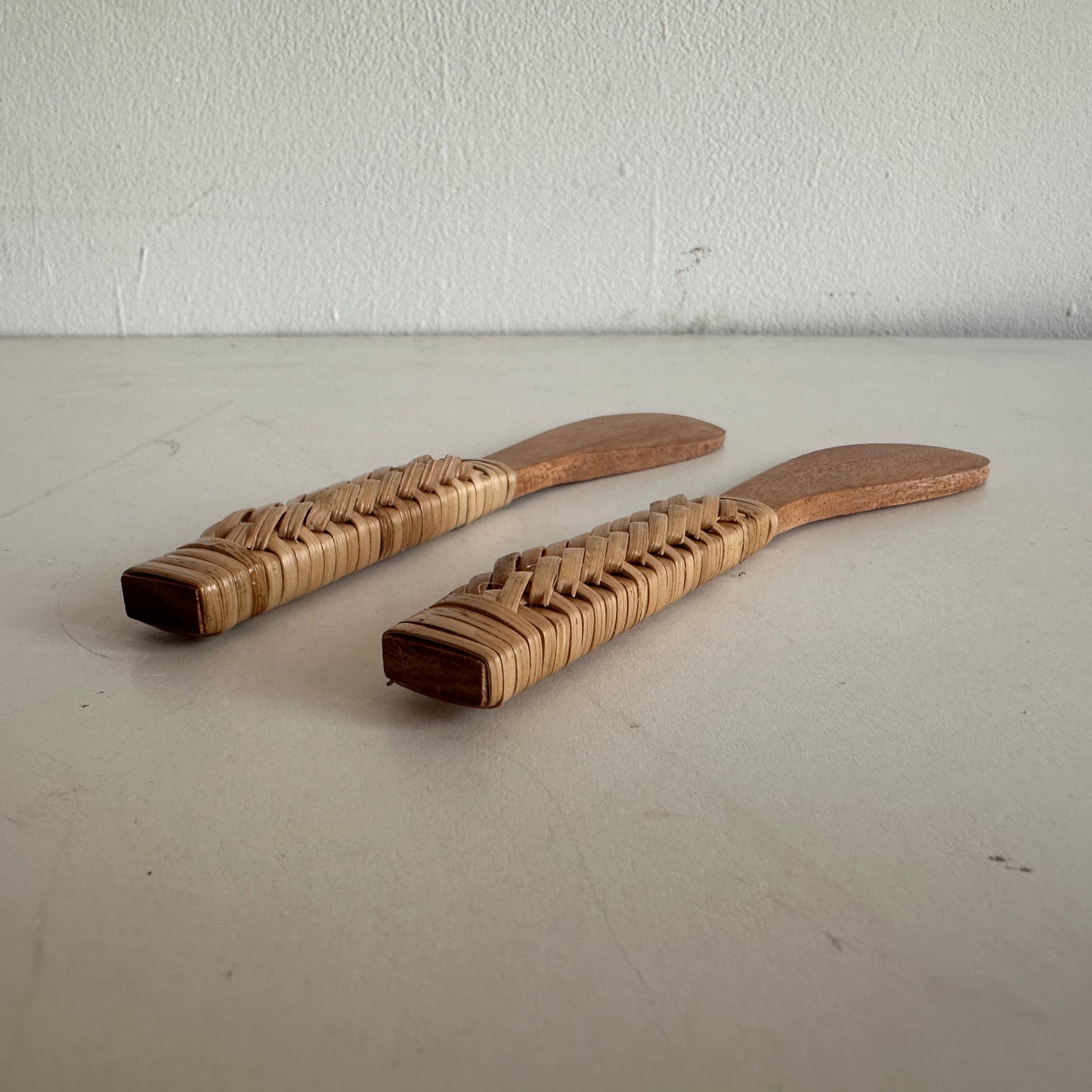 TT094 SET OF TWO WICKER AND WOOD SPREADERS