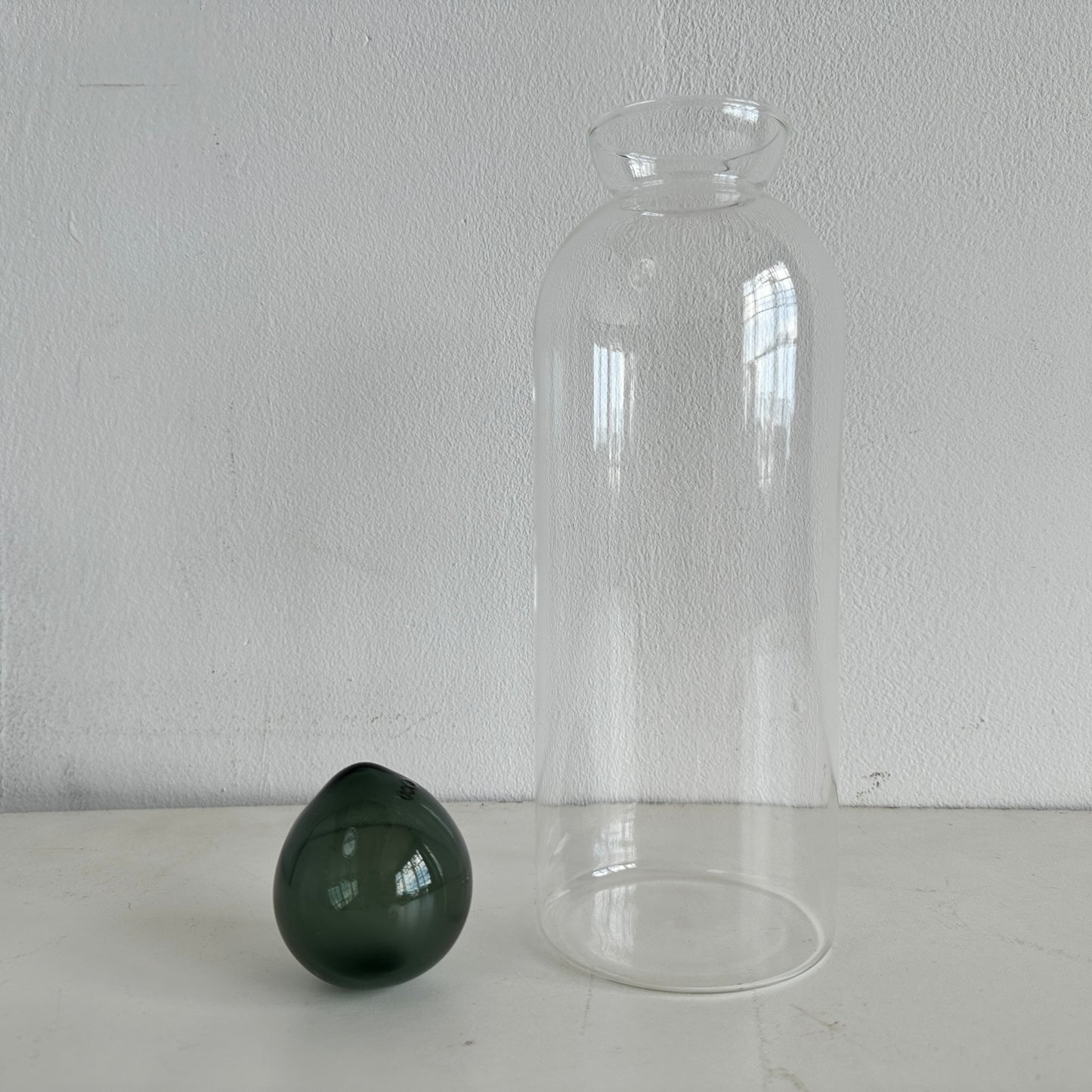 TT103 GLASS CARAFE WITH SMOKED GLASS LID