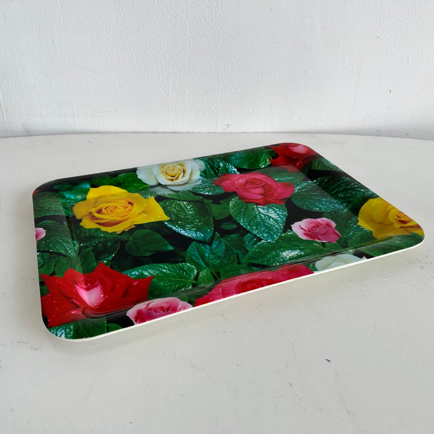 TT106 LARGE PLASTIC TRAY WITH ROSES