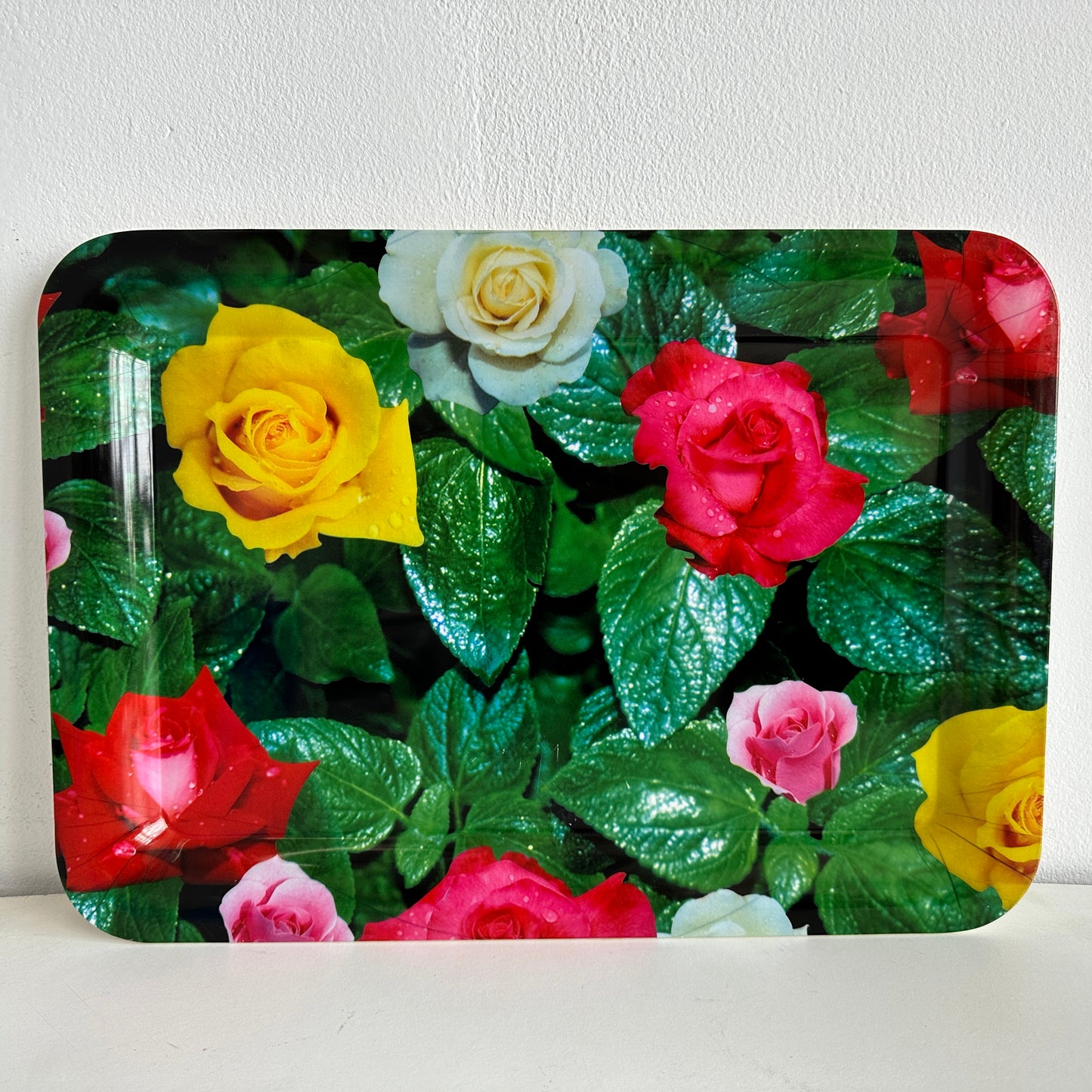 TT106 LARGE PLASTIC TRAY WITH ROSES