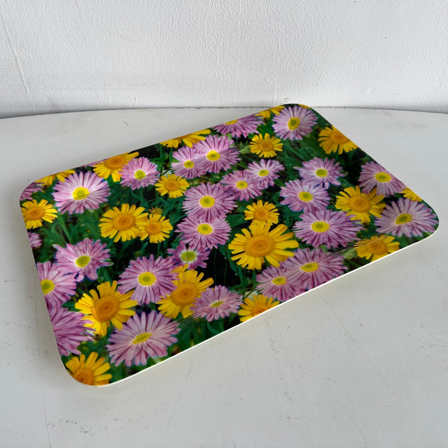 TT107 LARGE PLASTIC TRAY WITH PINK & YELLOW DAISIES