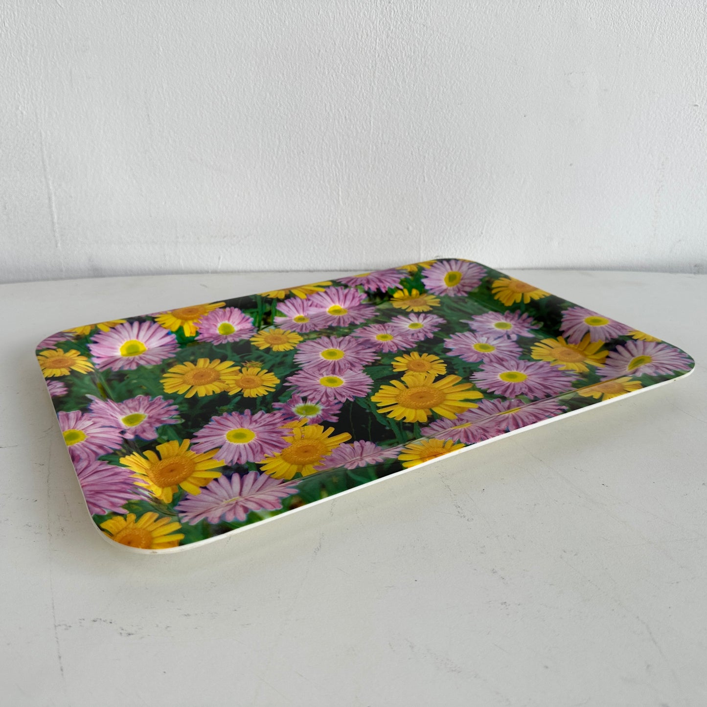 TT107 LARGE PLASTIC TRAY WITH PINK & YELLOW DAISIES