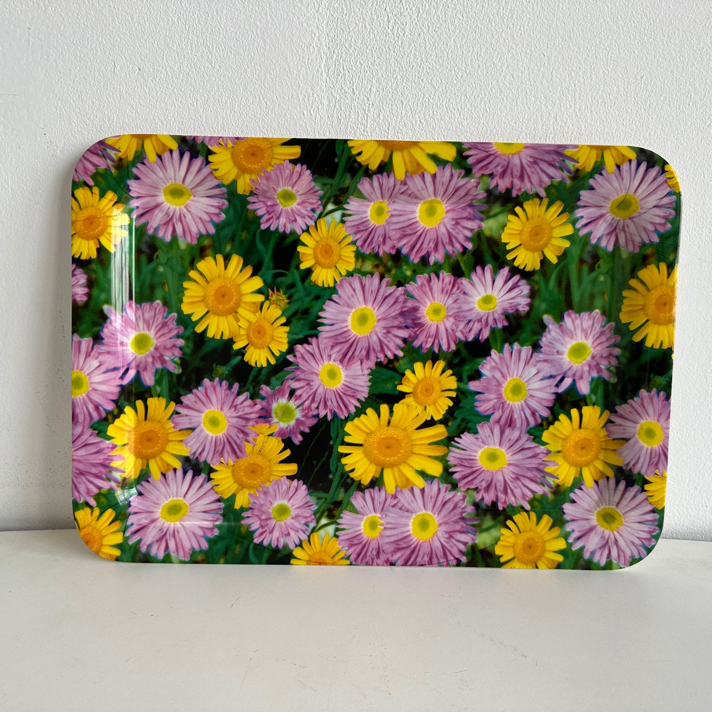 TT107 LARGE PLASTIC TRAY WITH PINK & YELLOW DAISIES