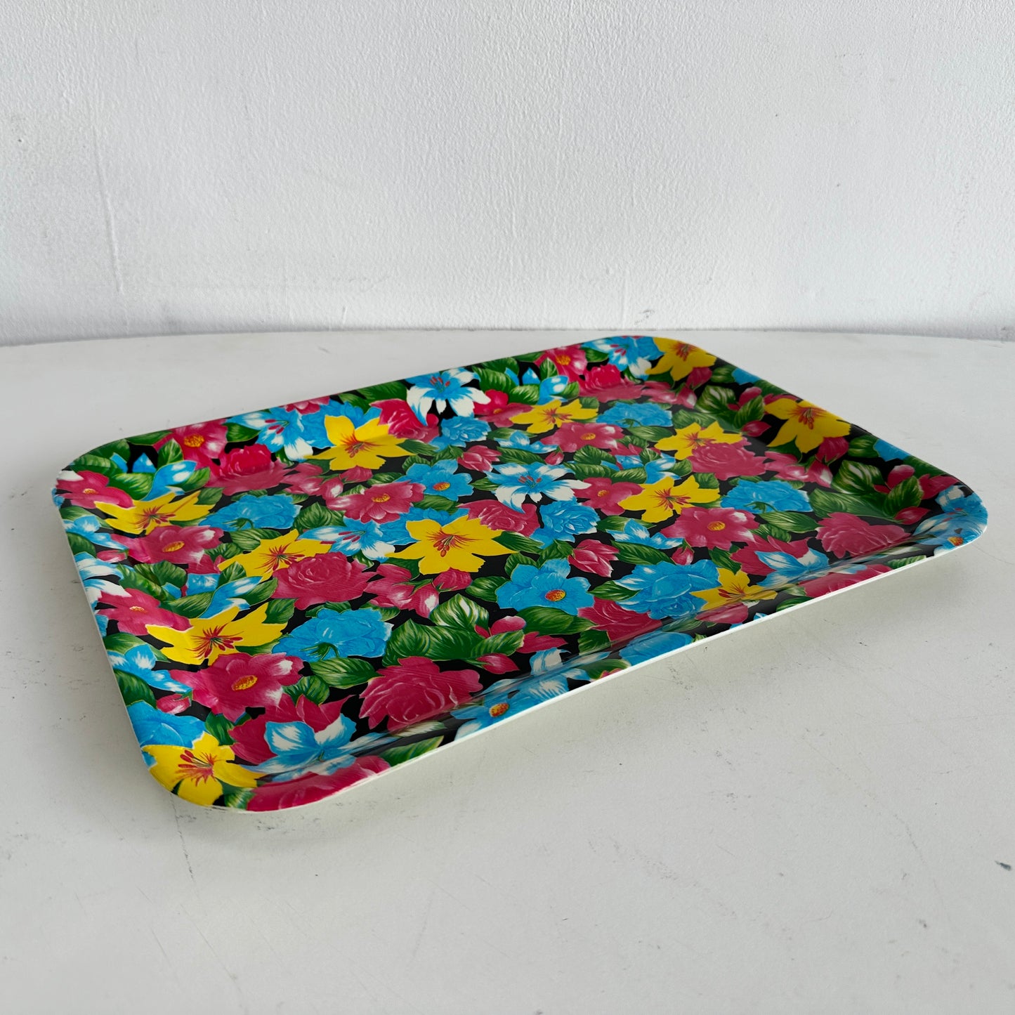 TT108 LARGE PLASTIC TRAY WITH PINK, YELLOW, BLUE FLOWERS