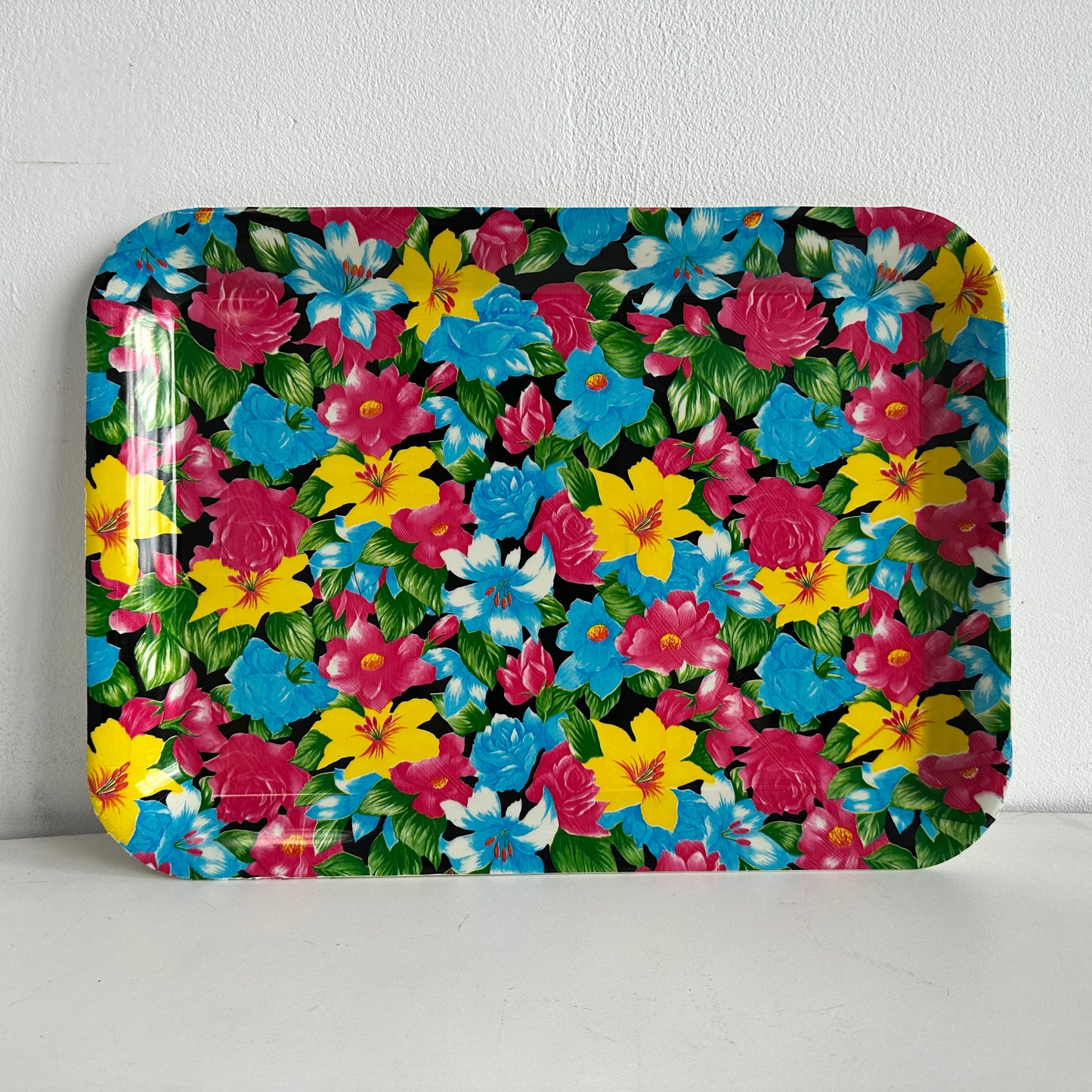 TT108 LARGE PLASTIC TRAY WITH PINK, YELLOW, BLUE FLOWERS