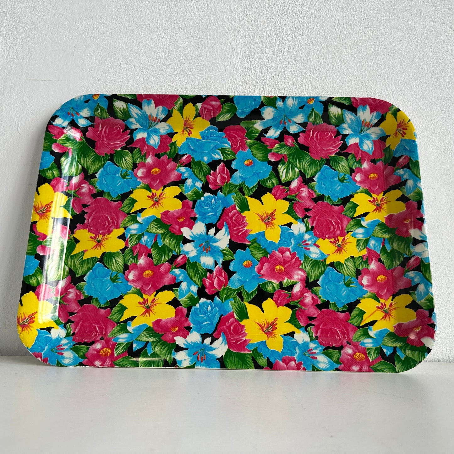 TT108 LARGE PLASTIC TRAY WITH PINK, YELLOW, BLUE FLOWERS