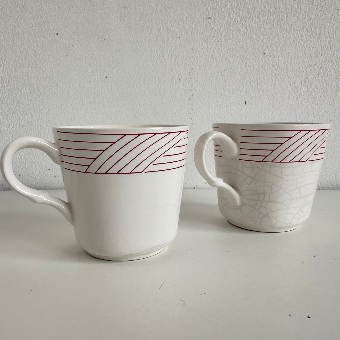 TT111 SET OF TWO RED STRIPE PATTERN CERAMIC MUGS