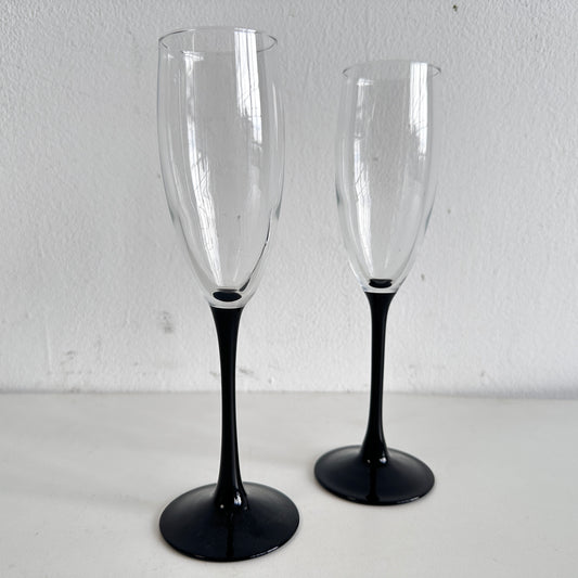 TT135 PAIR OF CHAMPAGNE FLUTES WITH BLACK STEMS