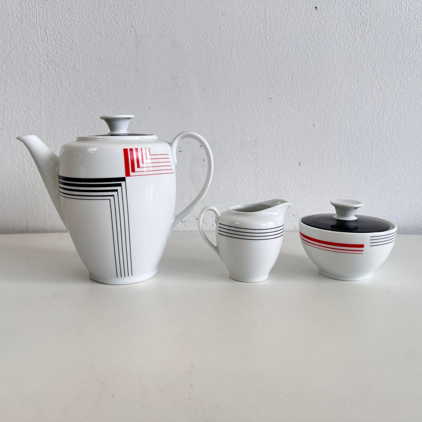 TT137 BLACK AND RED STRIPED PORCELAIN TEA SET