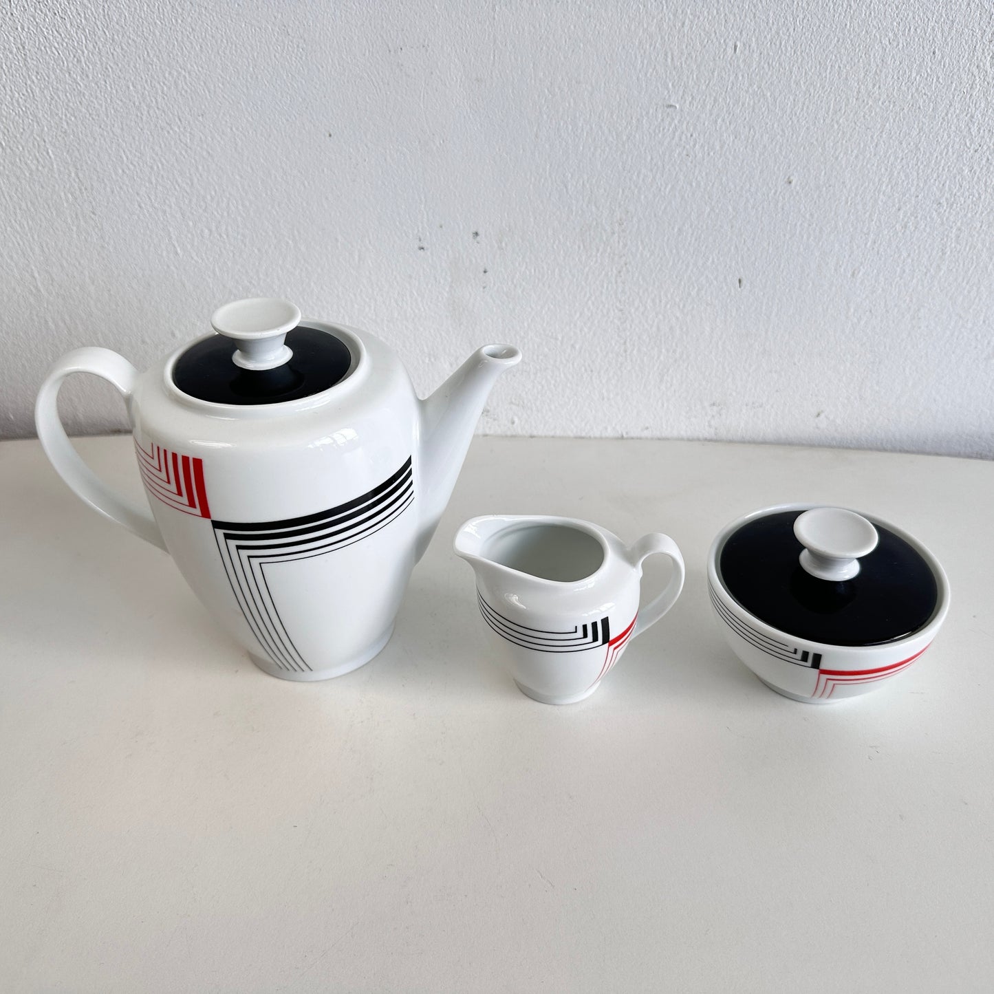 TT137 BLACK AND RED STRIPED PORCELAIN TEA SET