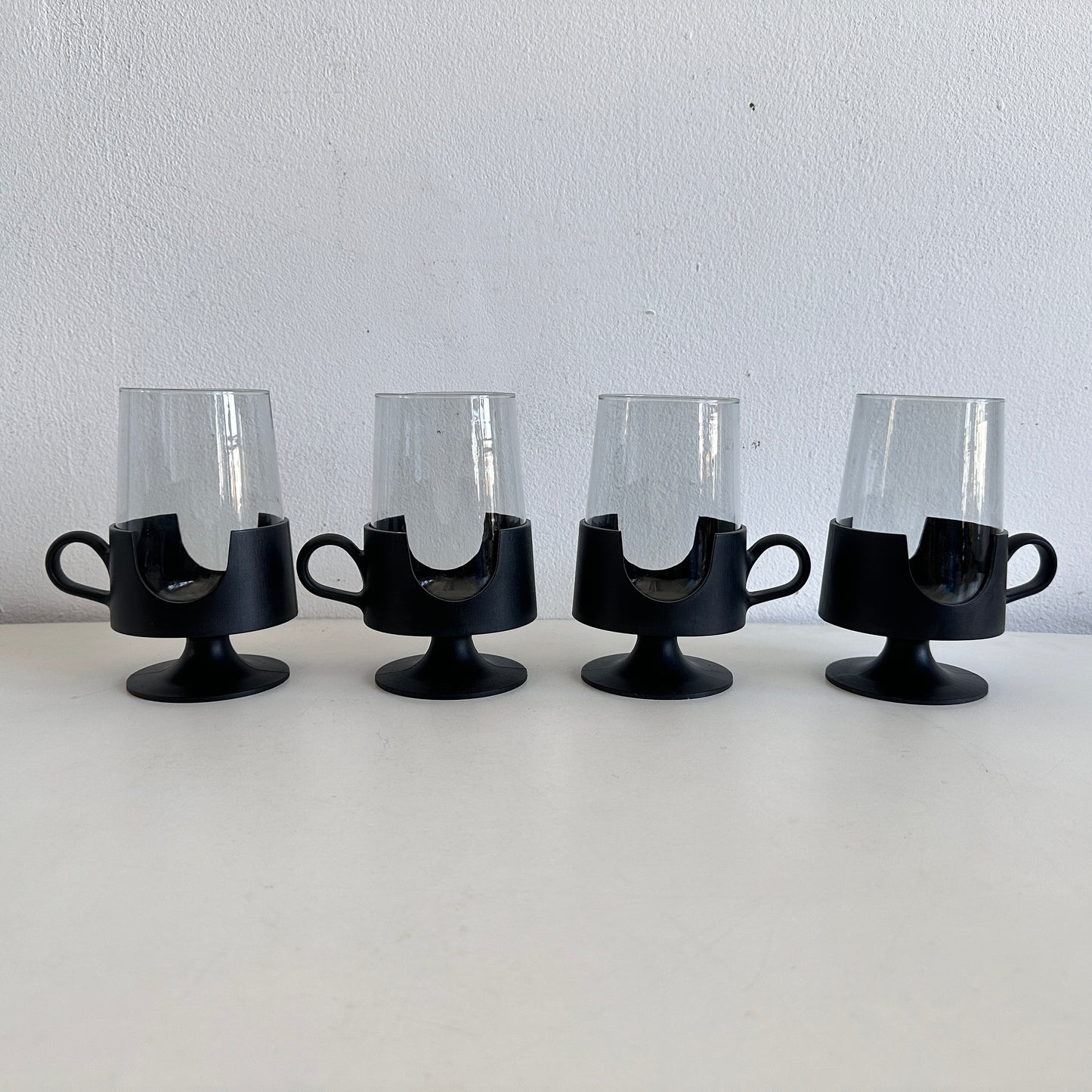 TT150 SET OF 4 CORNING GLASS SNAP MUGS