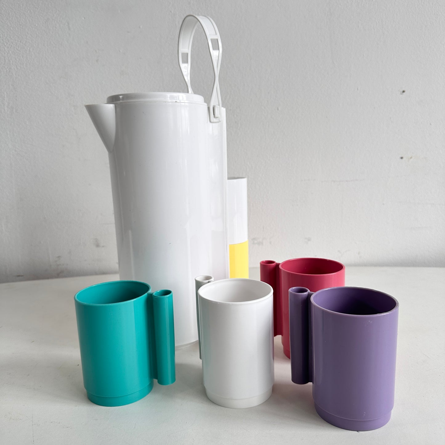 TT154 PLASTIC PITCHER AND CUPS SET