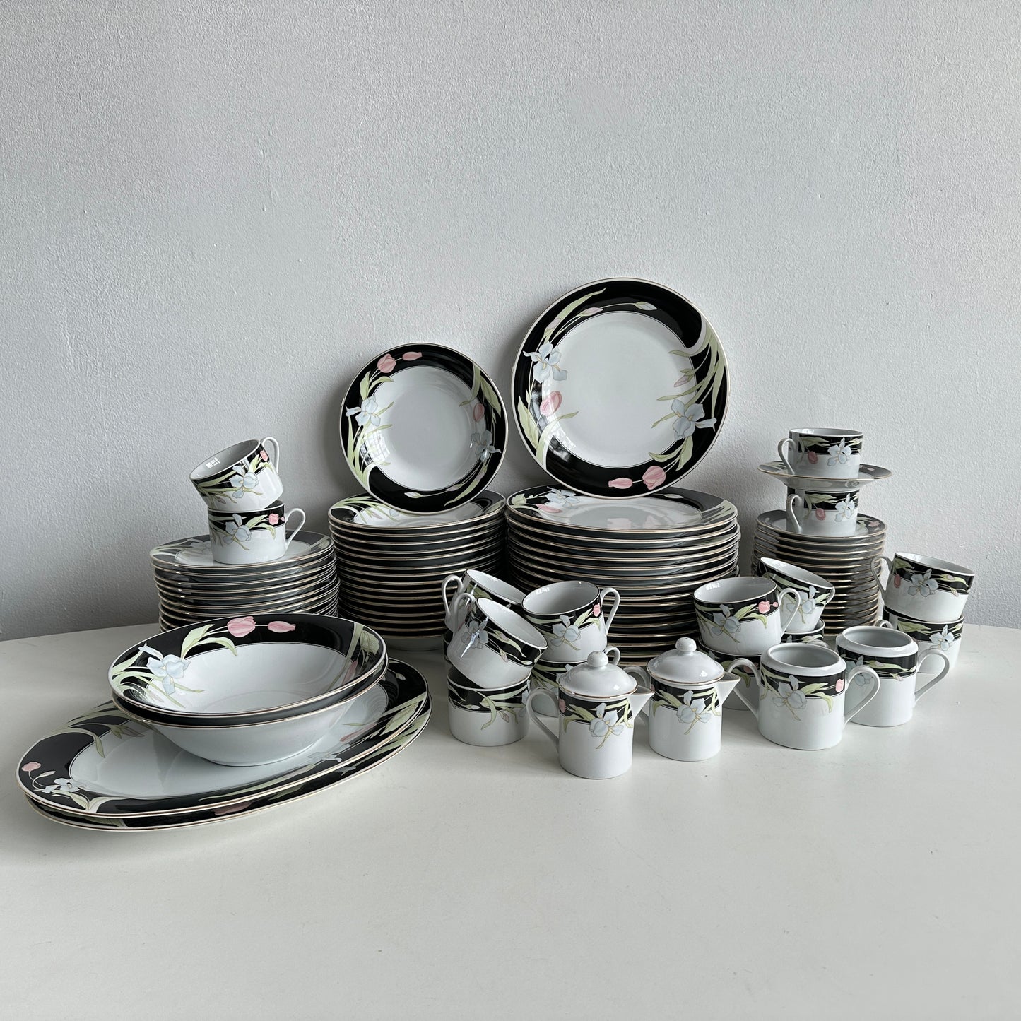TT159 BLACK & WHITE FLORAL CHINA SET, SERVICE FOR 16