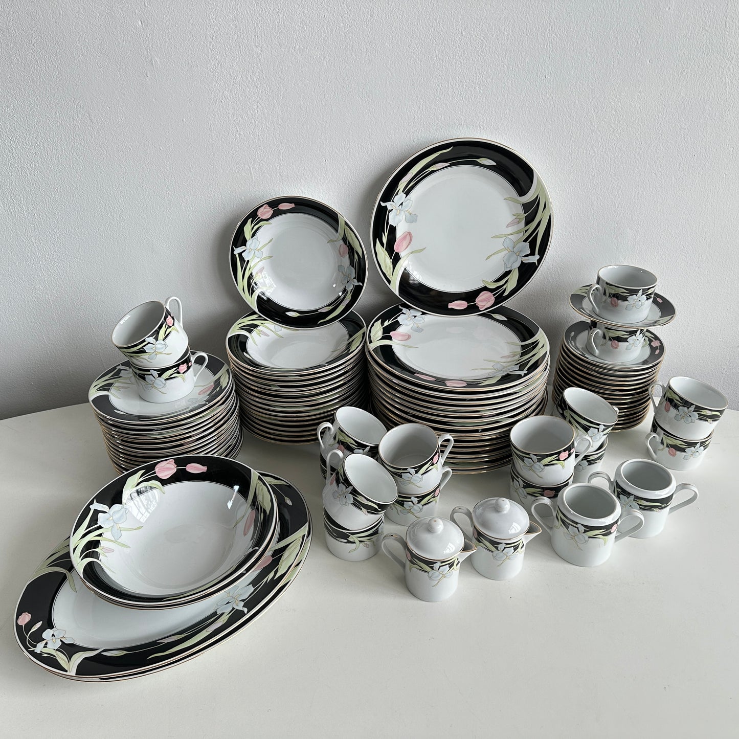 TT159 BLACK & WHITE FLORAL CHINA SET, SERVICE FOR 16