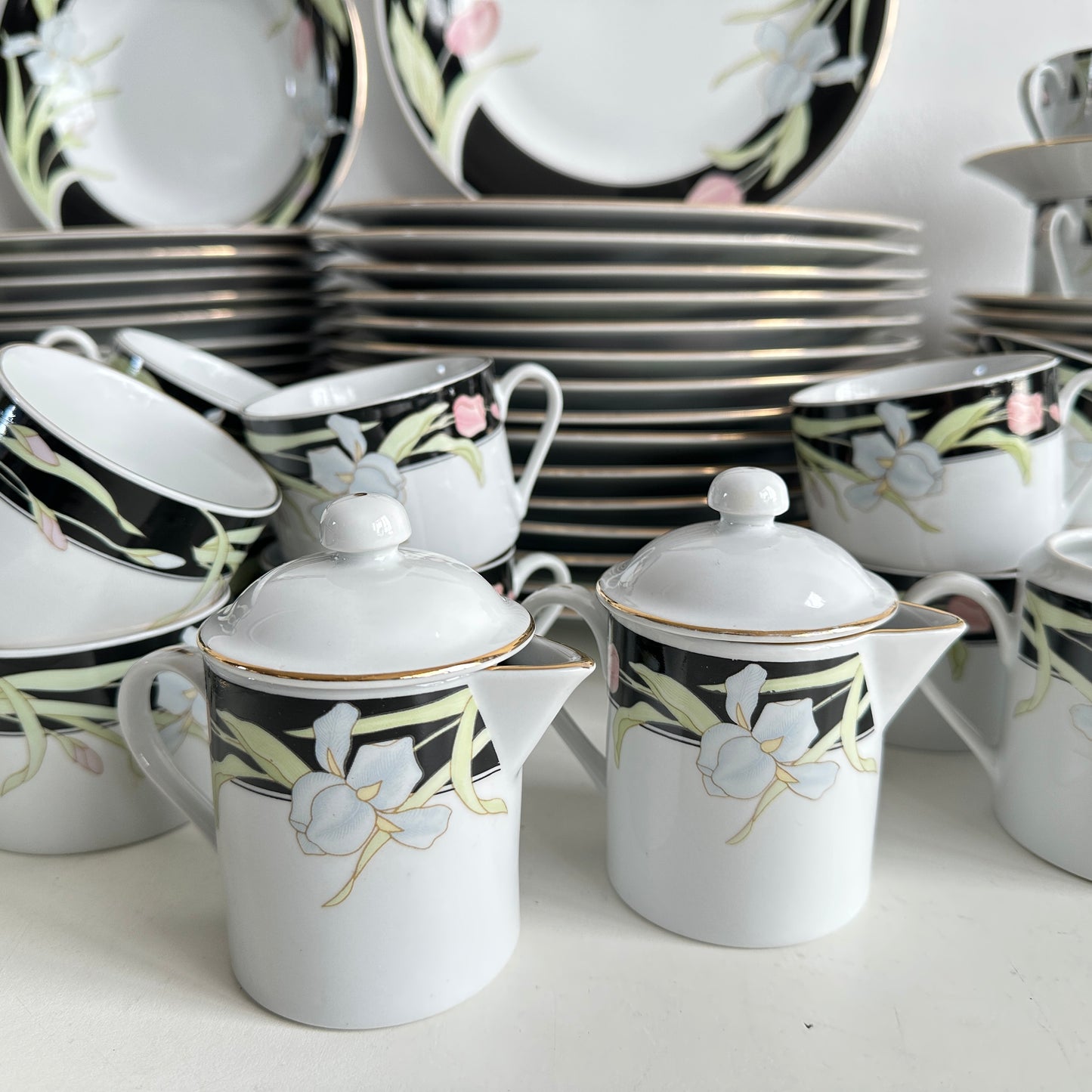 TT159 BLACK & WHITE FLORAL CHINA SET, SERVICE FOR 16