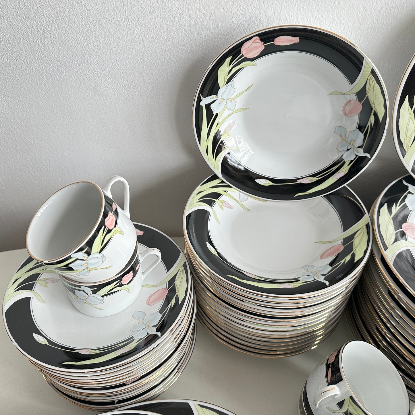 TT159 BLACK & WHITE FLORAL CHINA SET, SERVICE FOR 16