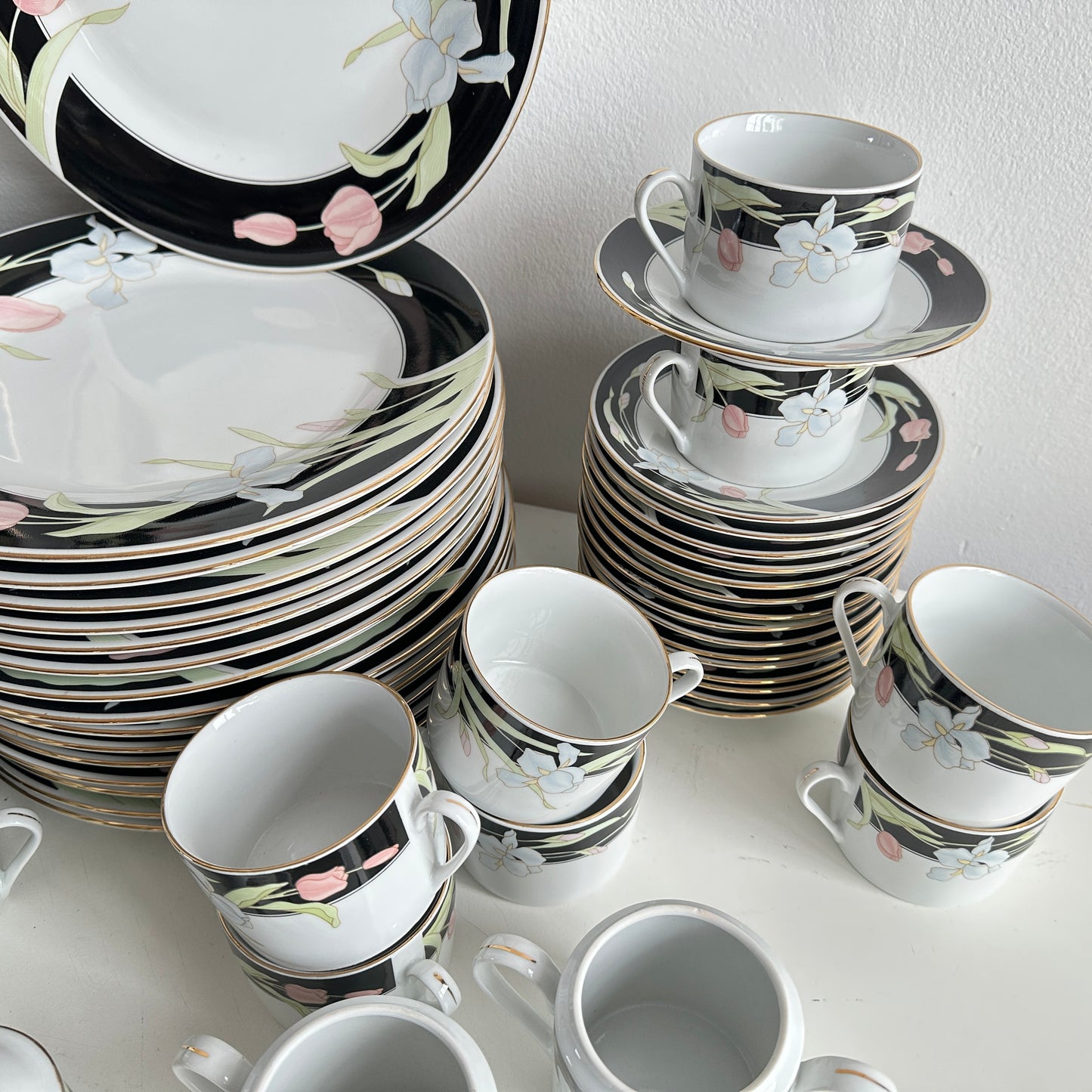 TT159 BLACK & WHITE FLORAL CHINA SET, SERVICE FOR 16