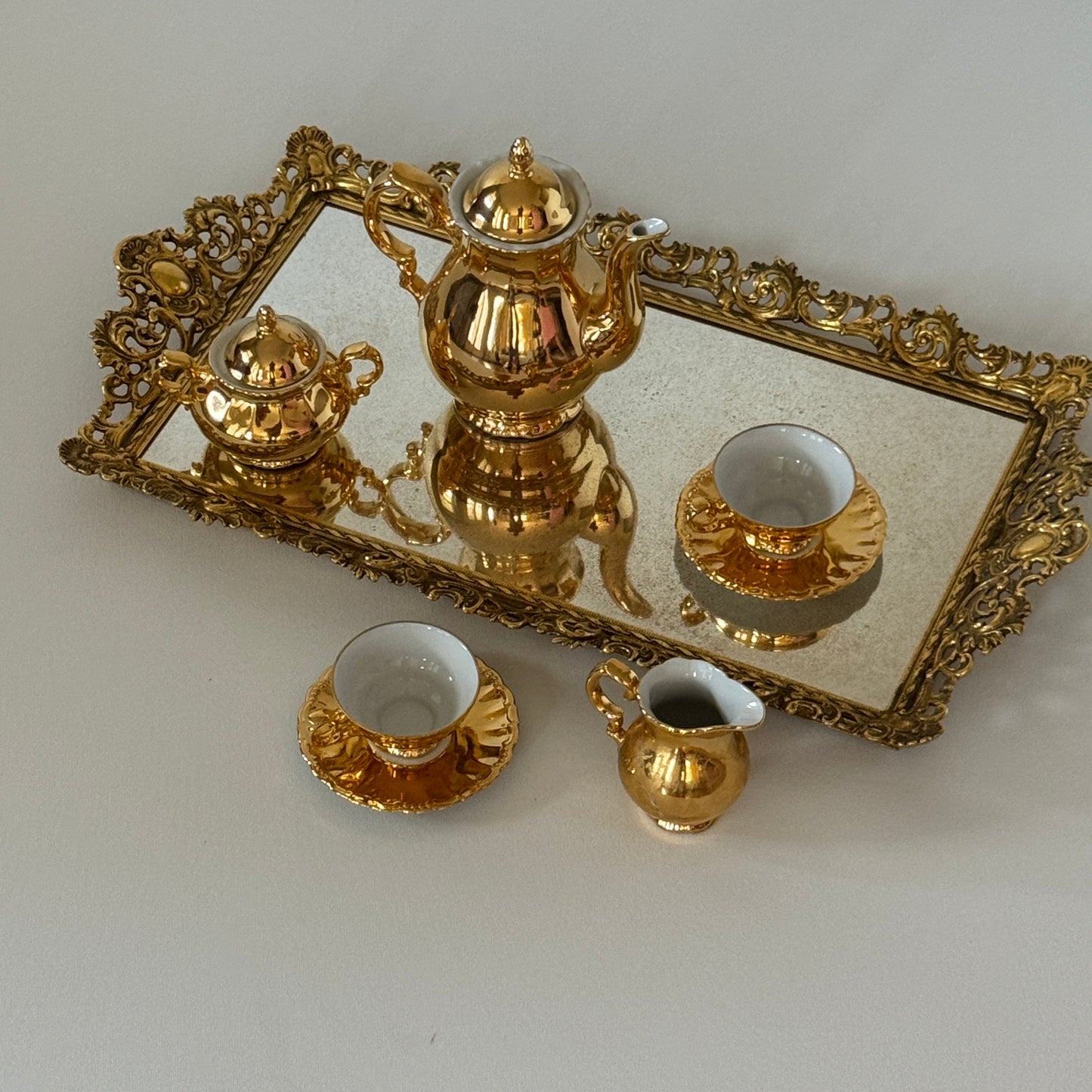 TT161 GOLD PLATED PORCELAIN TEA SET WITH MIRRORED TRAY