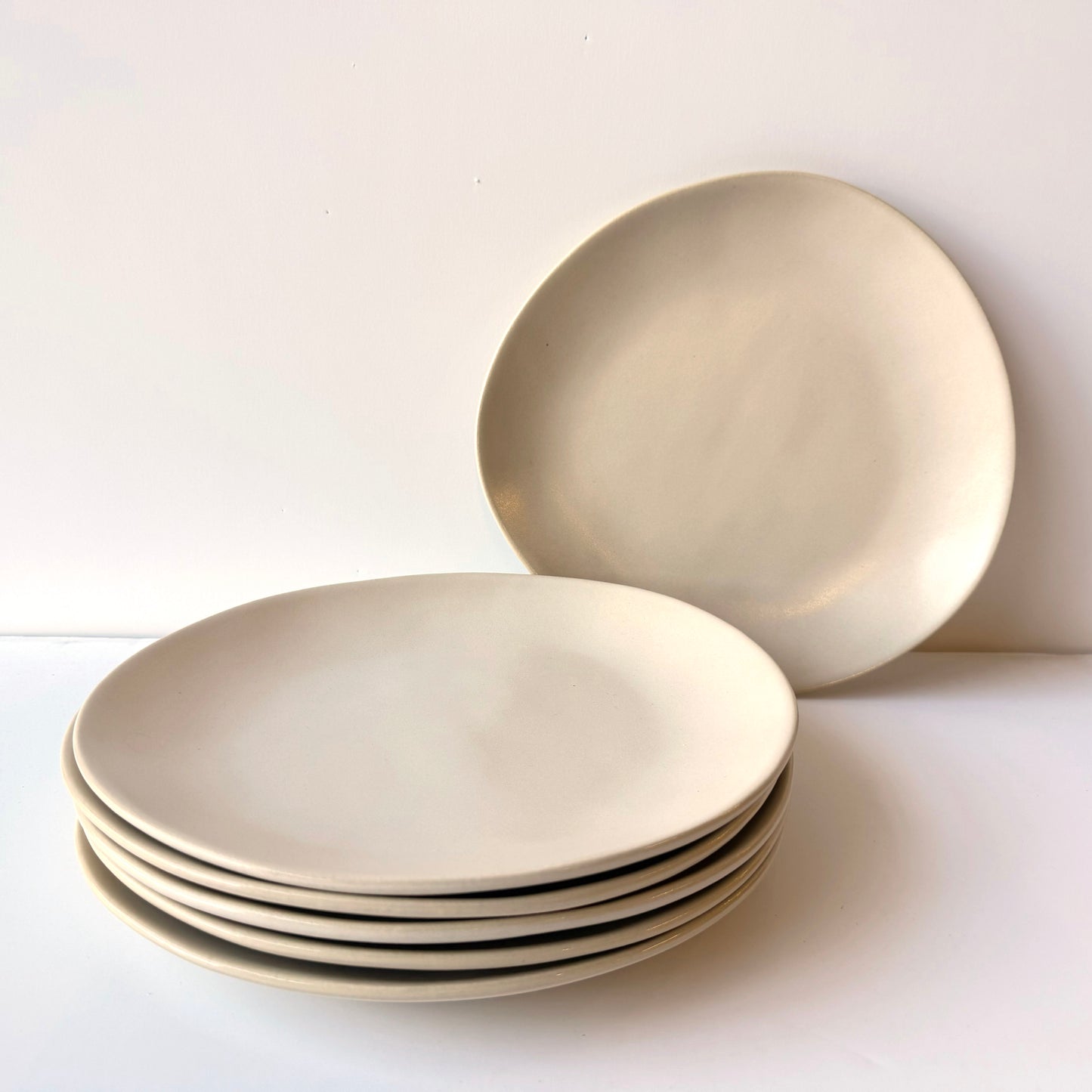 TT173 SET OF 6 CREAM CERAMIC PLATES