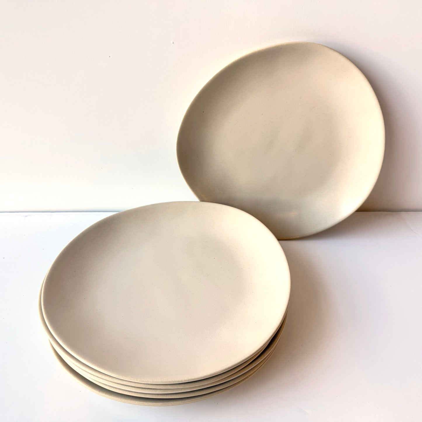 TT173 SET OF 6 CREAM CERAMIC PLATES