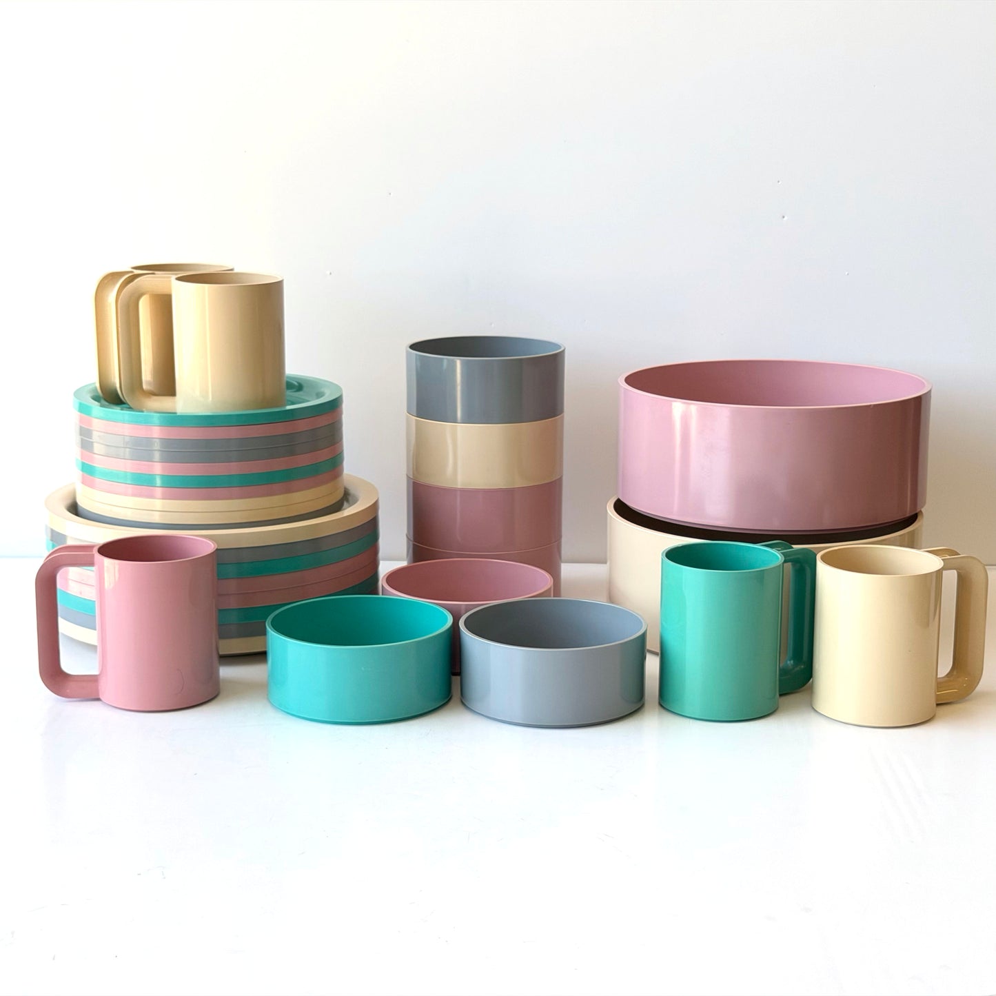 TT179 PASTEL HELLERWARE SET - 5 MUGS, 2 SERVING BOWLS, 7 BOWLS, 8 LARGE PLATES, 10 SMALL PLATES