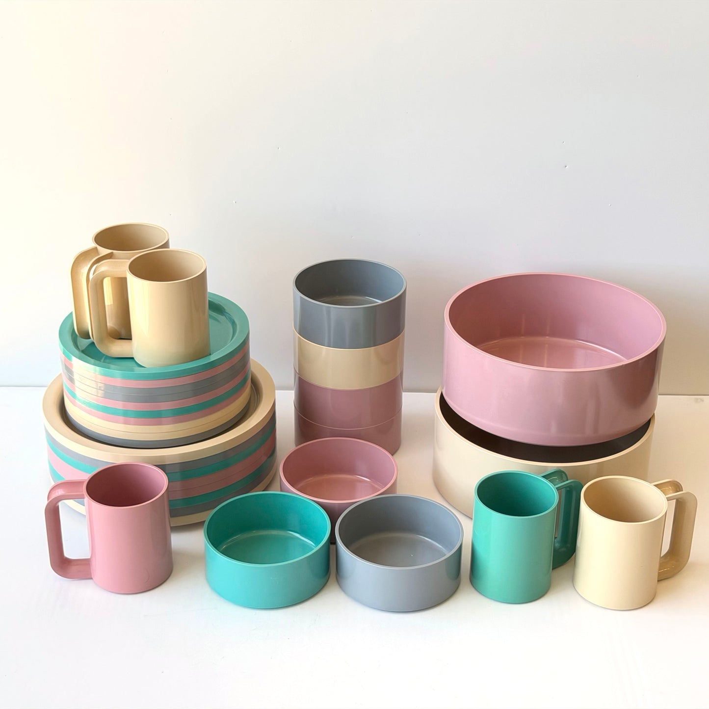TT179 PASTEL HELLERWARE SET - 5 MUGS, 2 SERVING BOWLS, 7 BOWLS, 8 LARGE PLATES, 10 SMALL PLATES