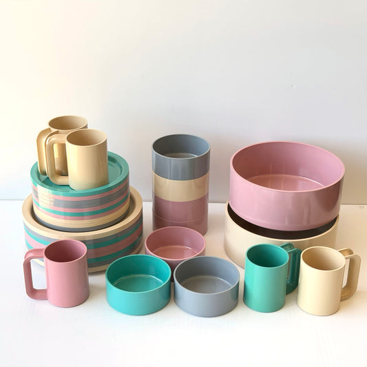 TT179 PASTEL HELLERWARE SET - 5 MUGS, 2 SERVING BOWLS, 7 BOWLS, 8 LARGE PLATES, 10 SMALL PLATES