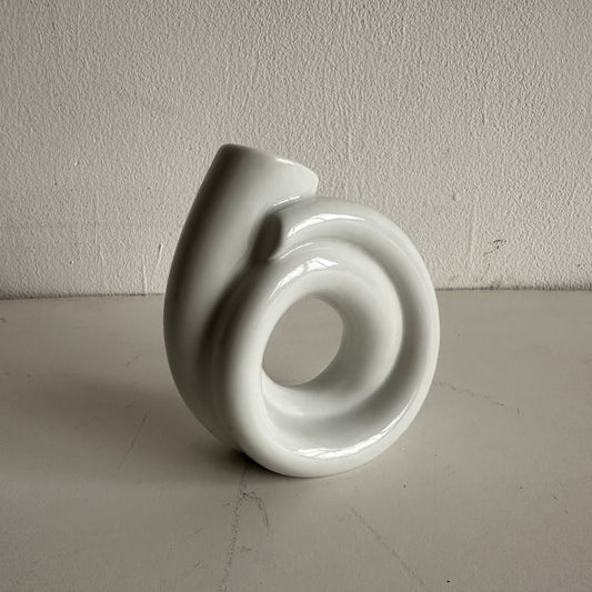 VS010 CURLYPIG CERAMIC VASE