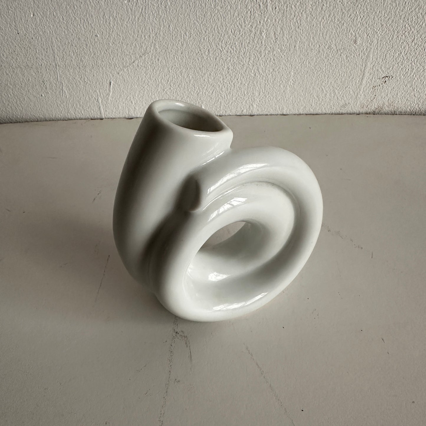 VS010 CURLYPIG CERAMIC VASE