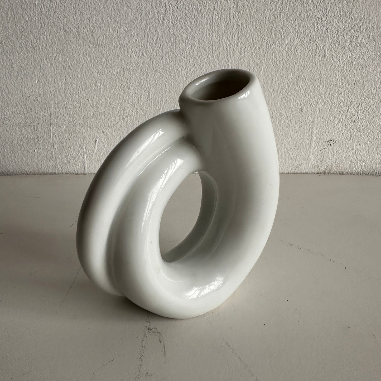 VS010 CURLYPIG CERAMIC VASE