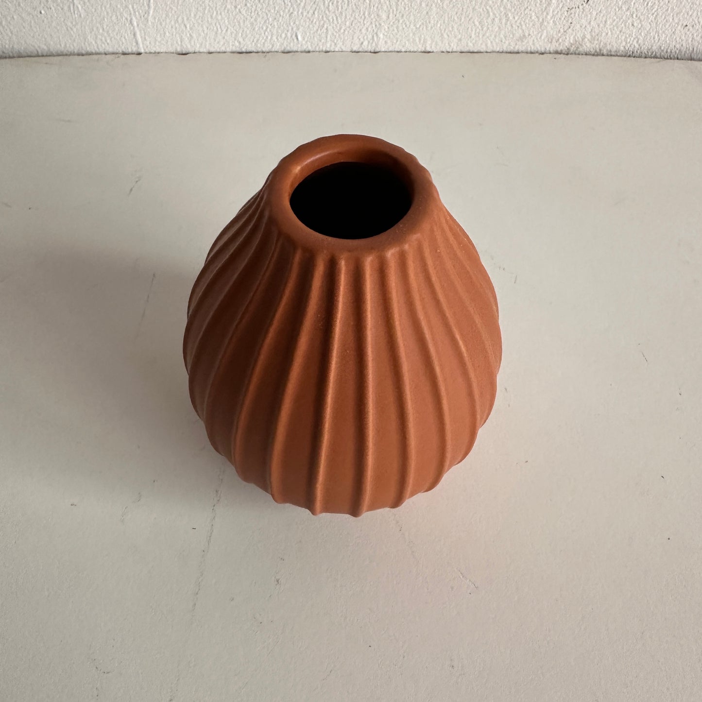 VS018 TERRA COTTA FLUTED CERAMIC VASE