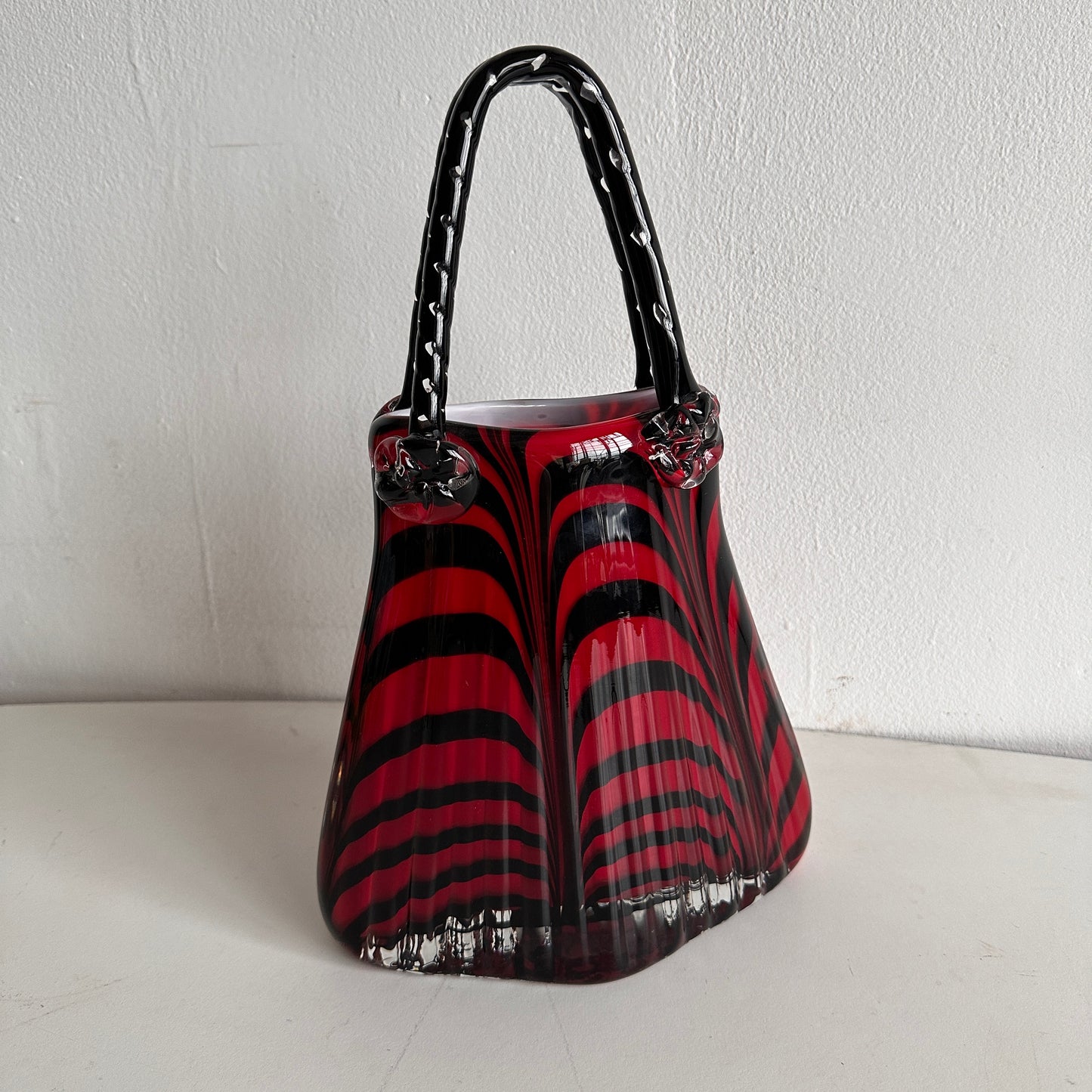 VS029 RED HANDBAG GLASS VASE