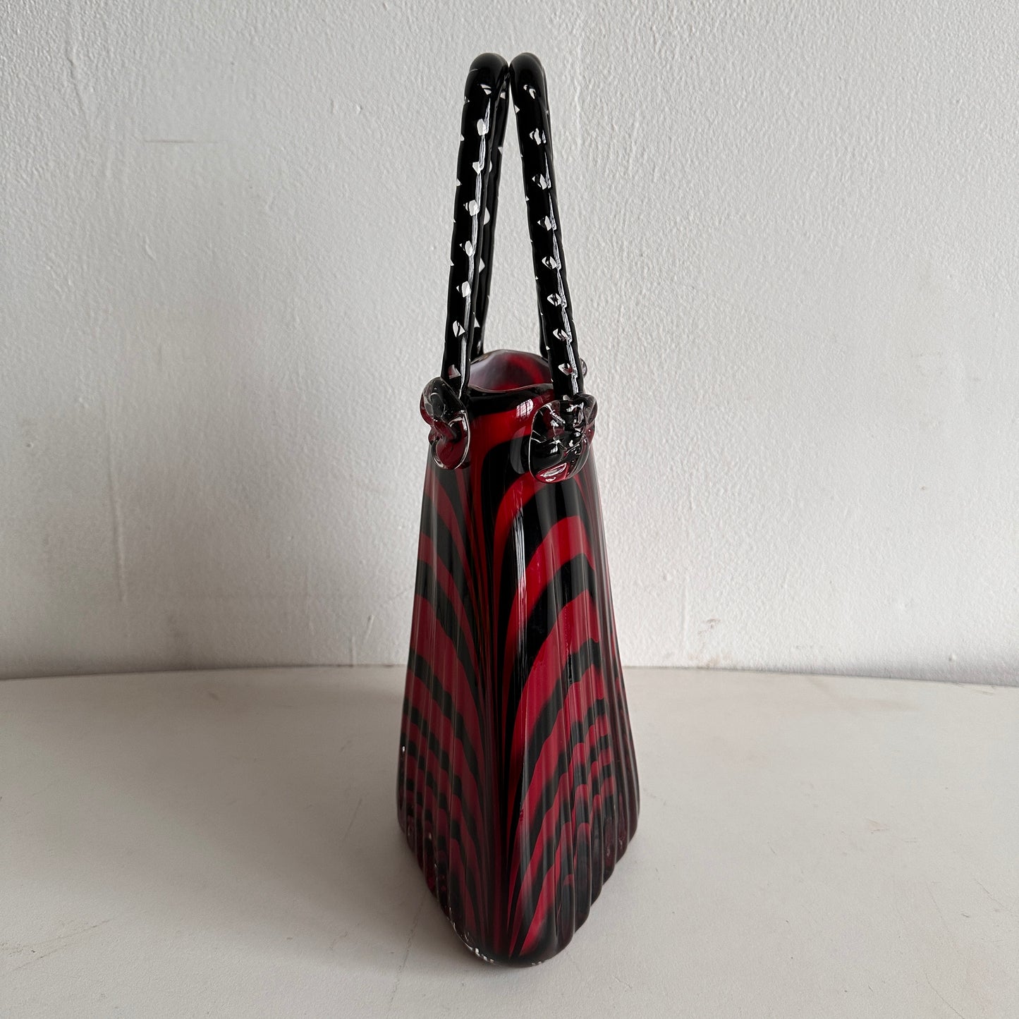 VS029 RED HANDBAG GLASS VASE