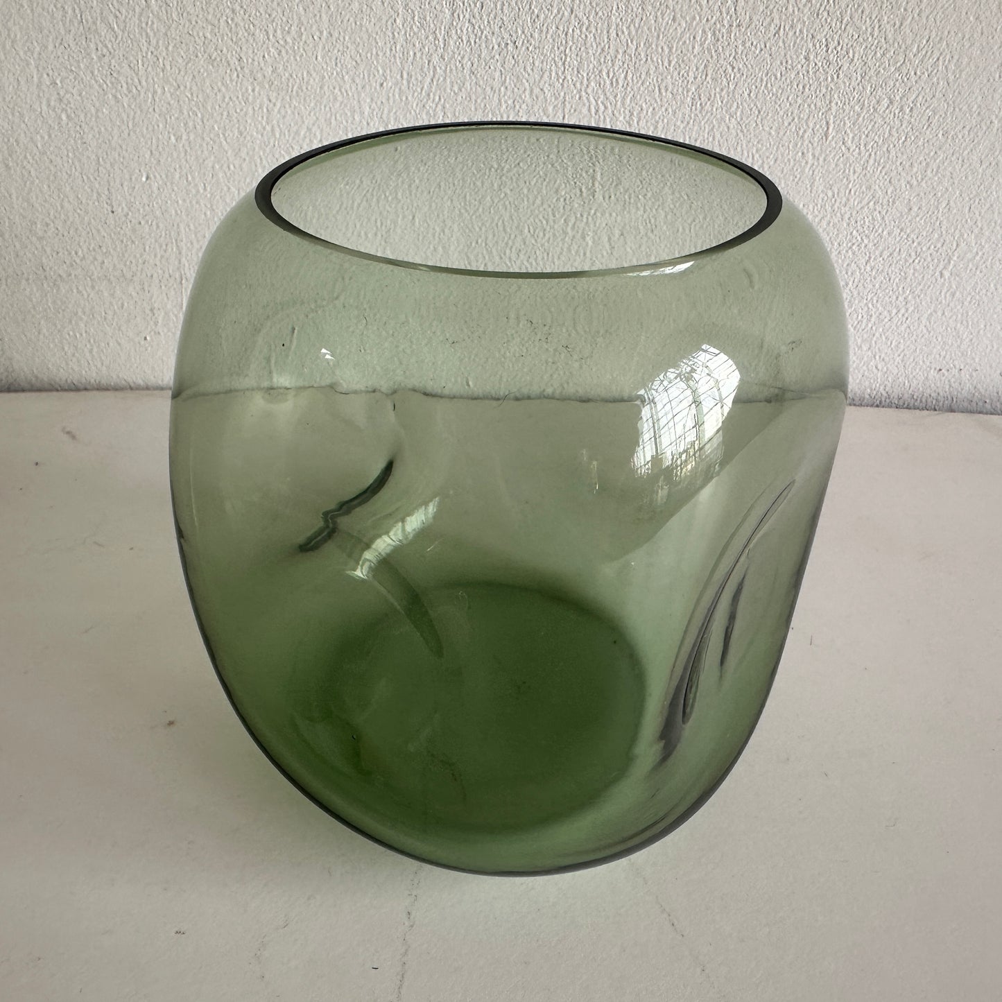 VS043 GREEN INDENTED GLASS VASE