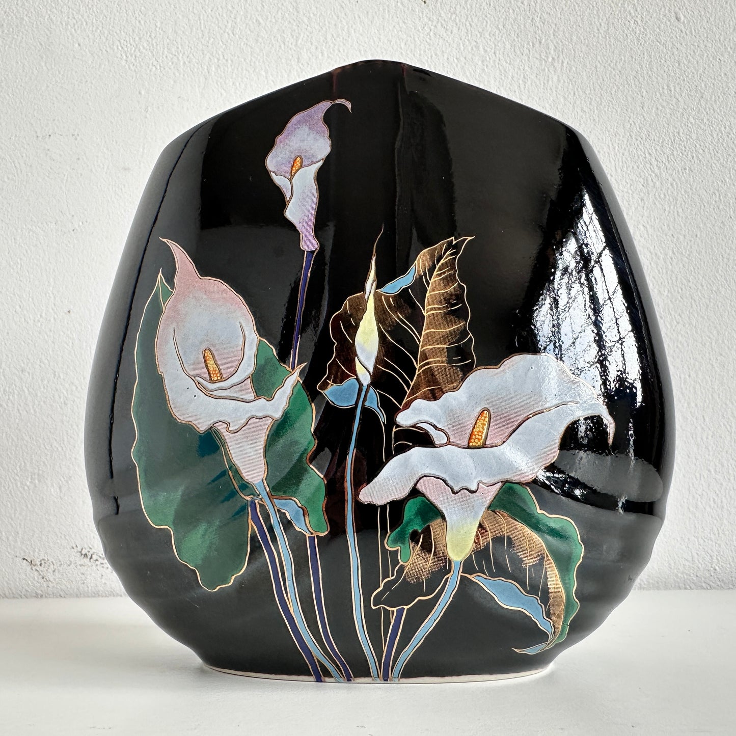 VS050 BLACK ENAMEL LILY VASE