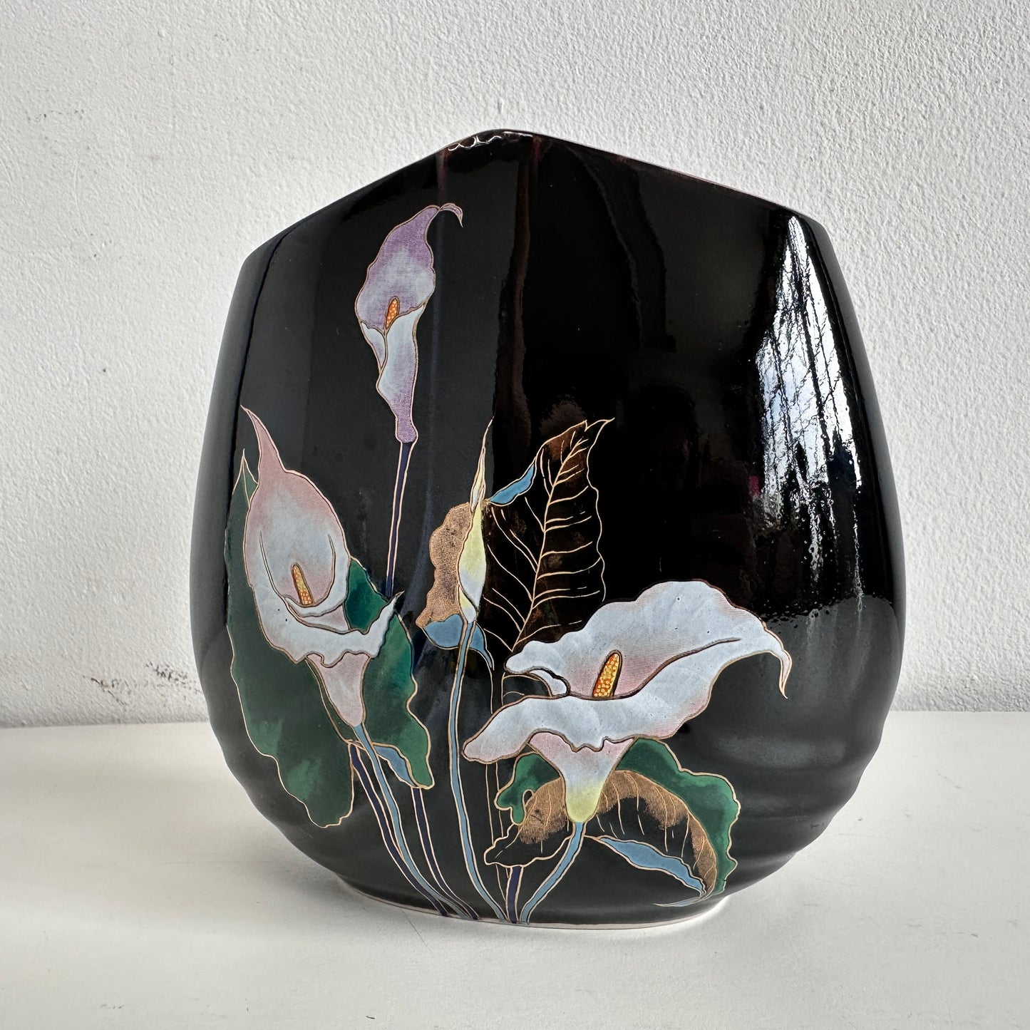 VS050 BLACK ENAMEL LILY VASE