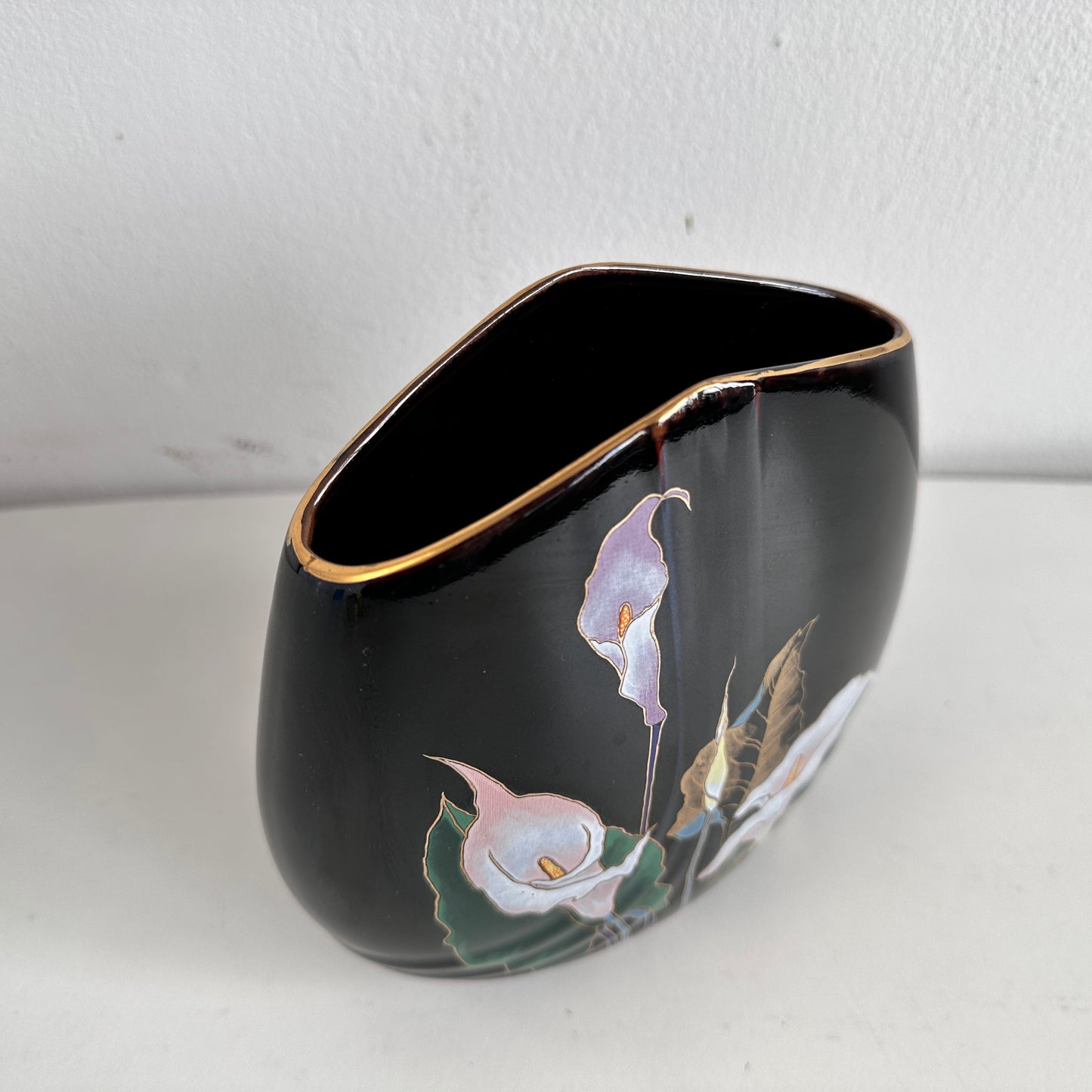 VS050 BLACK ENAMEL LILY VASE