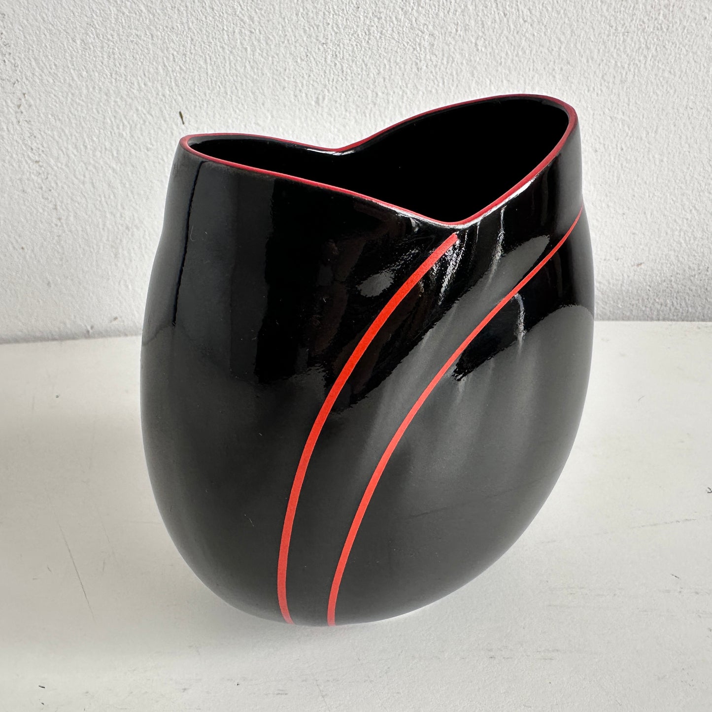 VS051 BLACK AND RED ENAMEL TULIP VASE
