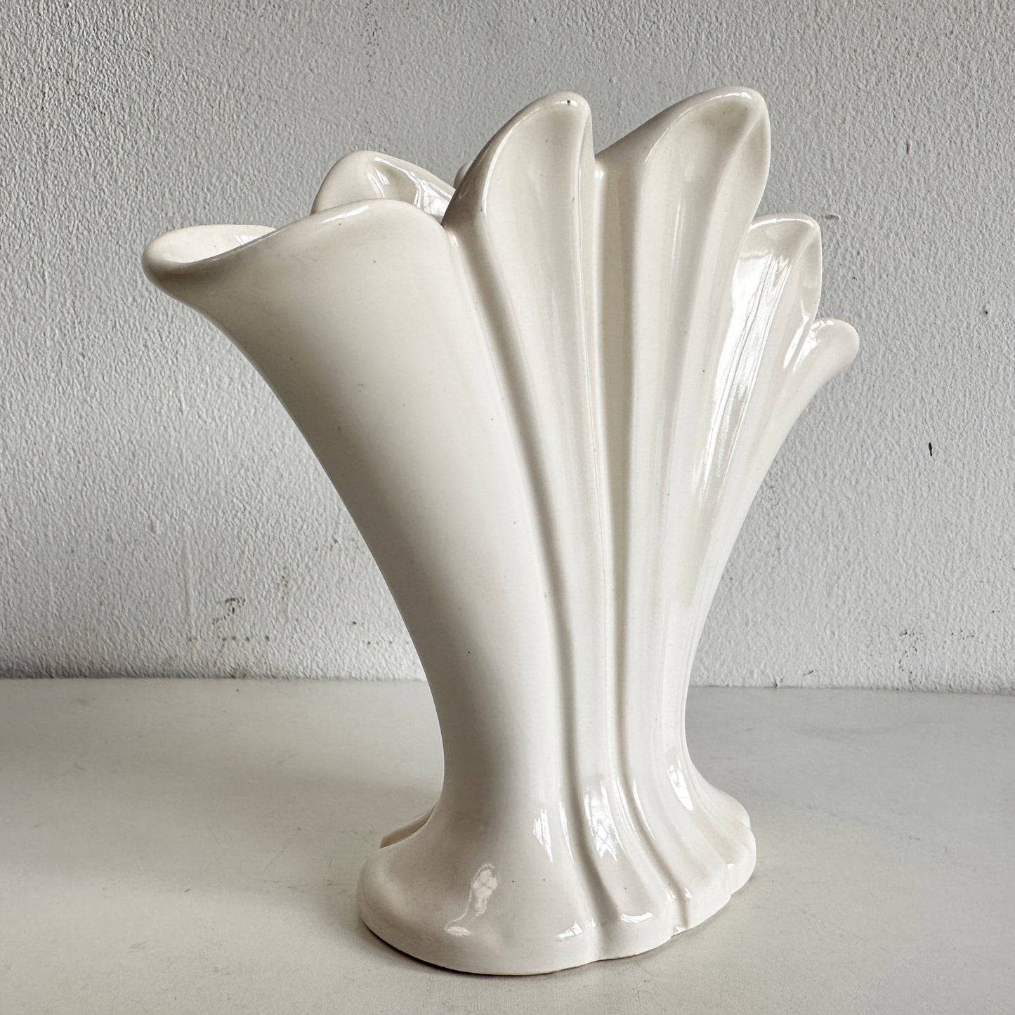 VS055 CREAM 80'S DECO VASE