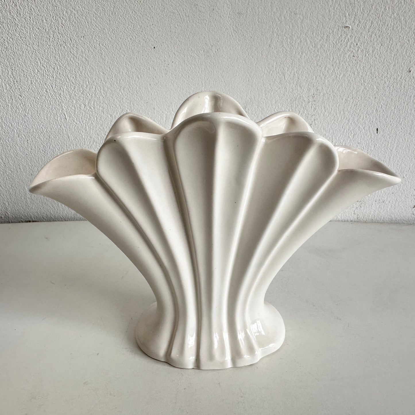 VS055 CREAM 80'S DECO VASE