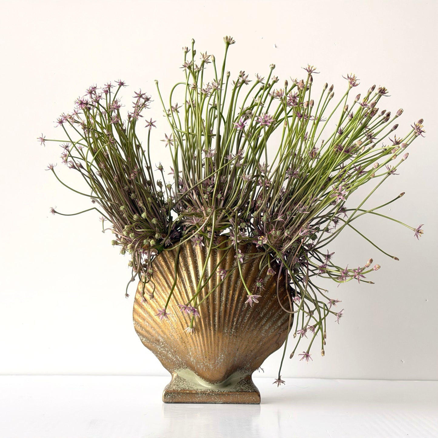 VS079 CERAMIC GOLD & GREEN SCALLOP SHELL VASE