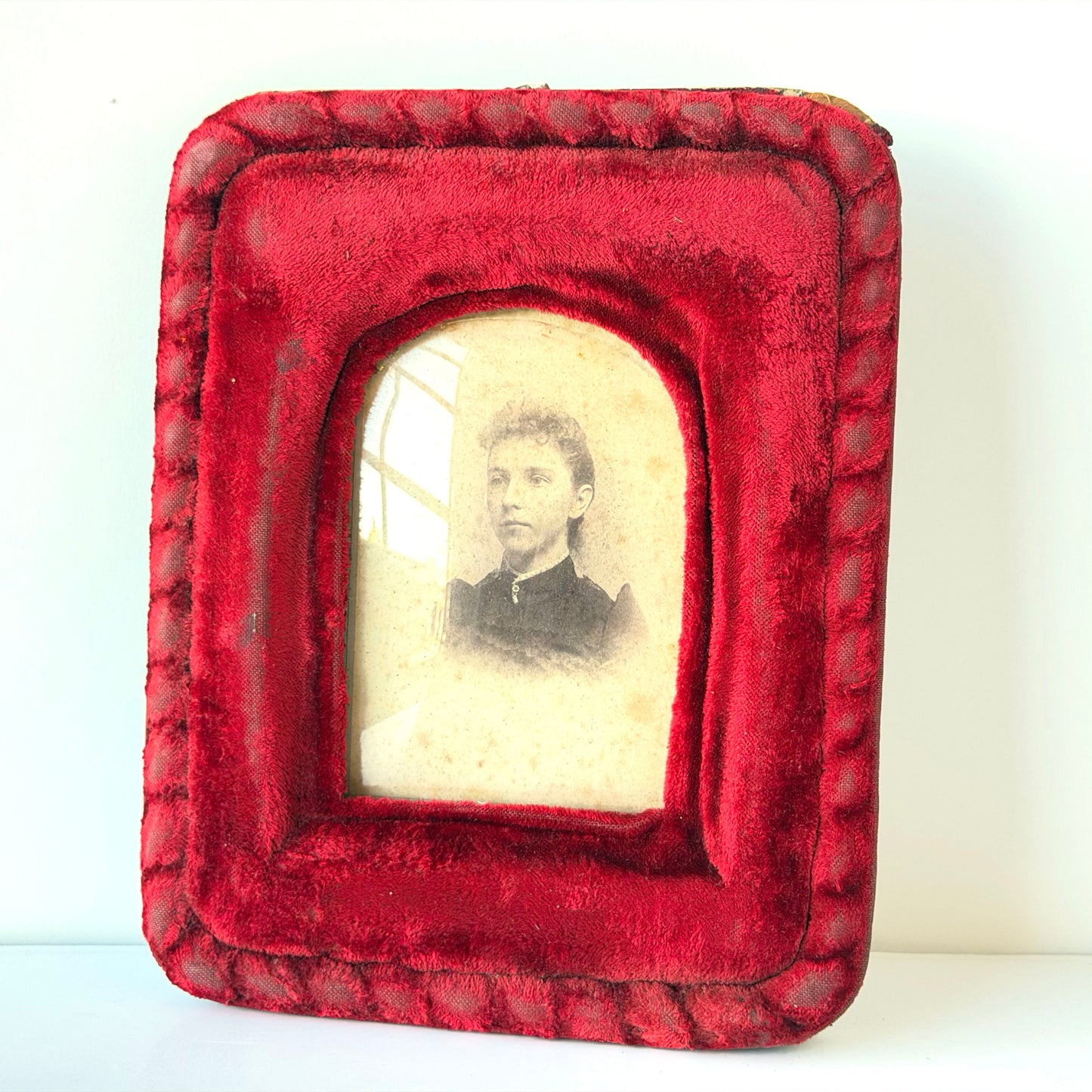 WD021 DISTRESSED RED VELVET UPHOLSTERED FRAMED PORTRAIT OF YOUNG WOMAN