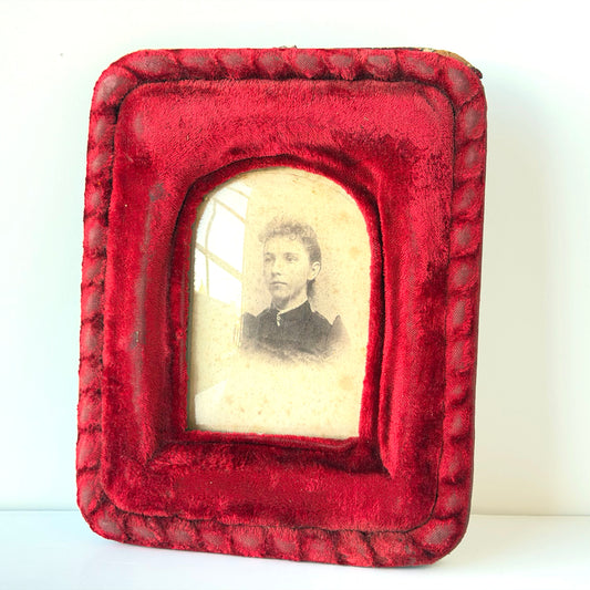 WD021 DISTRESSED RED VELVET UPHOLSTERED FRAMED PORTRAIT OF YOUNG WOMAN
